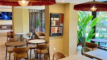 TĂ€gliches FrĂŒhstĂŒcksbuffet (16 EUR pro Person)