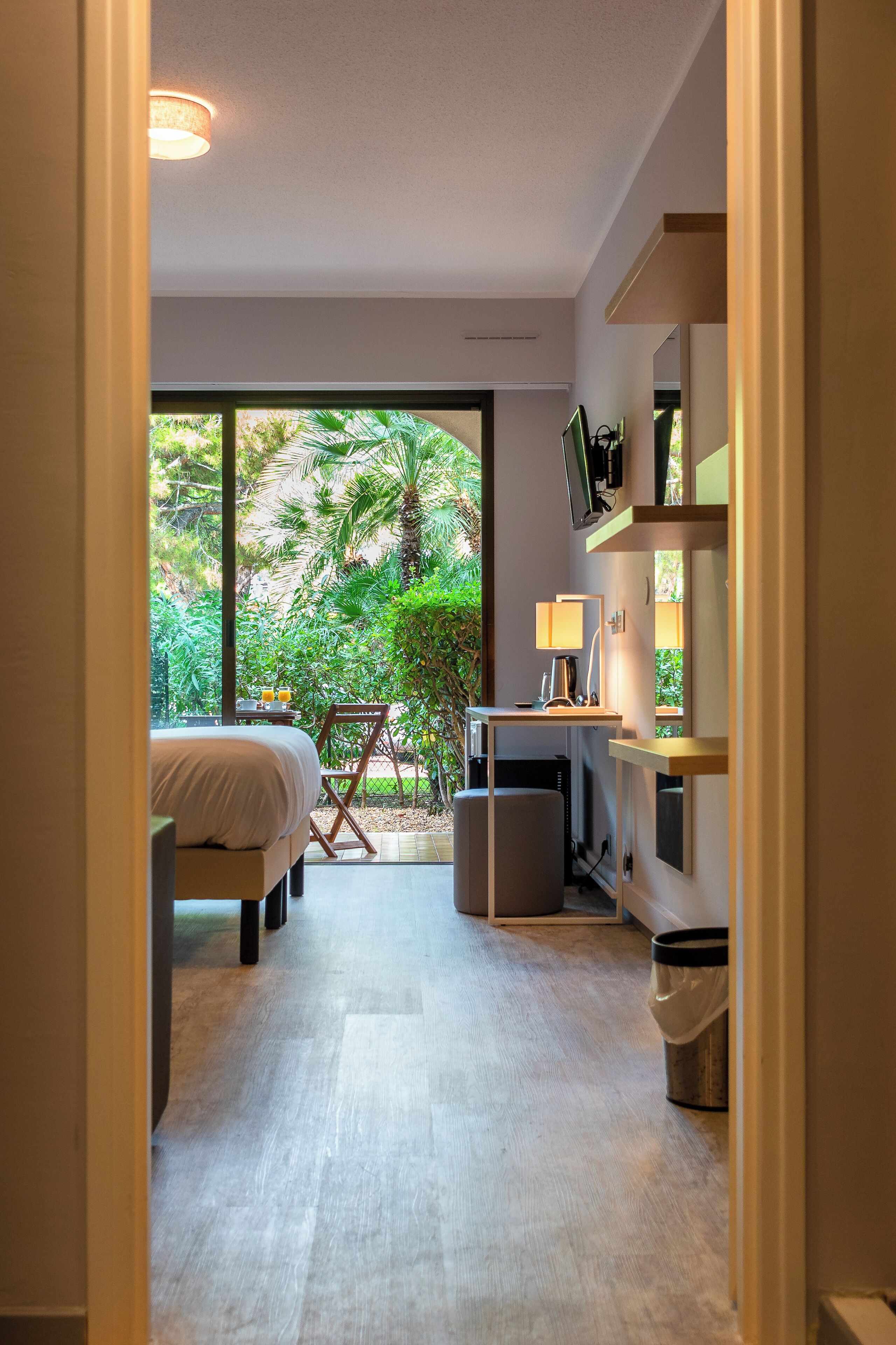 Chambre Double avec Petit Jardin | Minibar, in-room safe, desk, laptop workspace