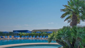 Piscine extérieure (ouverte en saison), parasols de plage