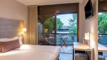 Chambre Double Standard, terrasse | Minibar, coffres-forts dans les chambres, bureau