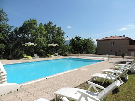 Outdoor pool, open 10:00 AM to 8:30 PM, sun loungers. HOTEL RESTAURANT MAS LE CHATELET