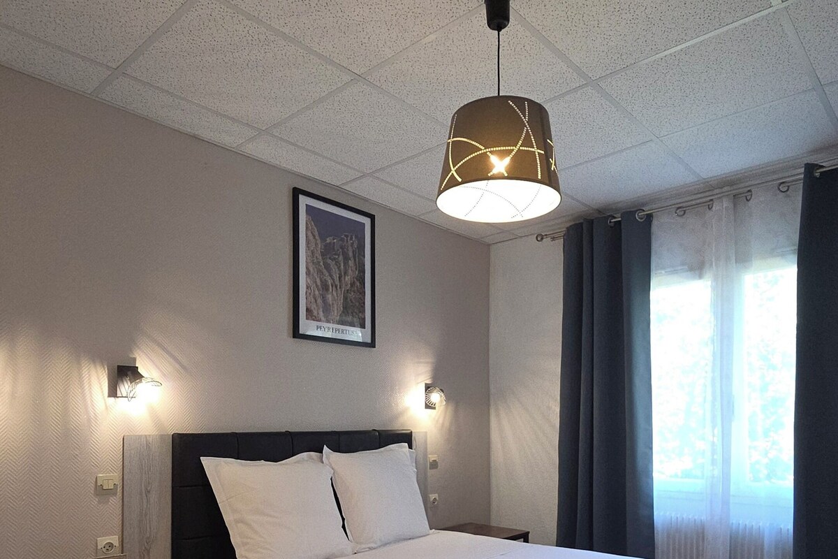 Triple Room | Desk, free WiFi