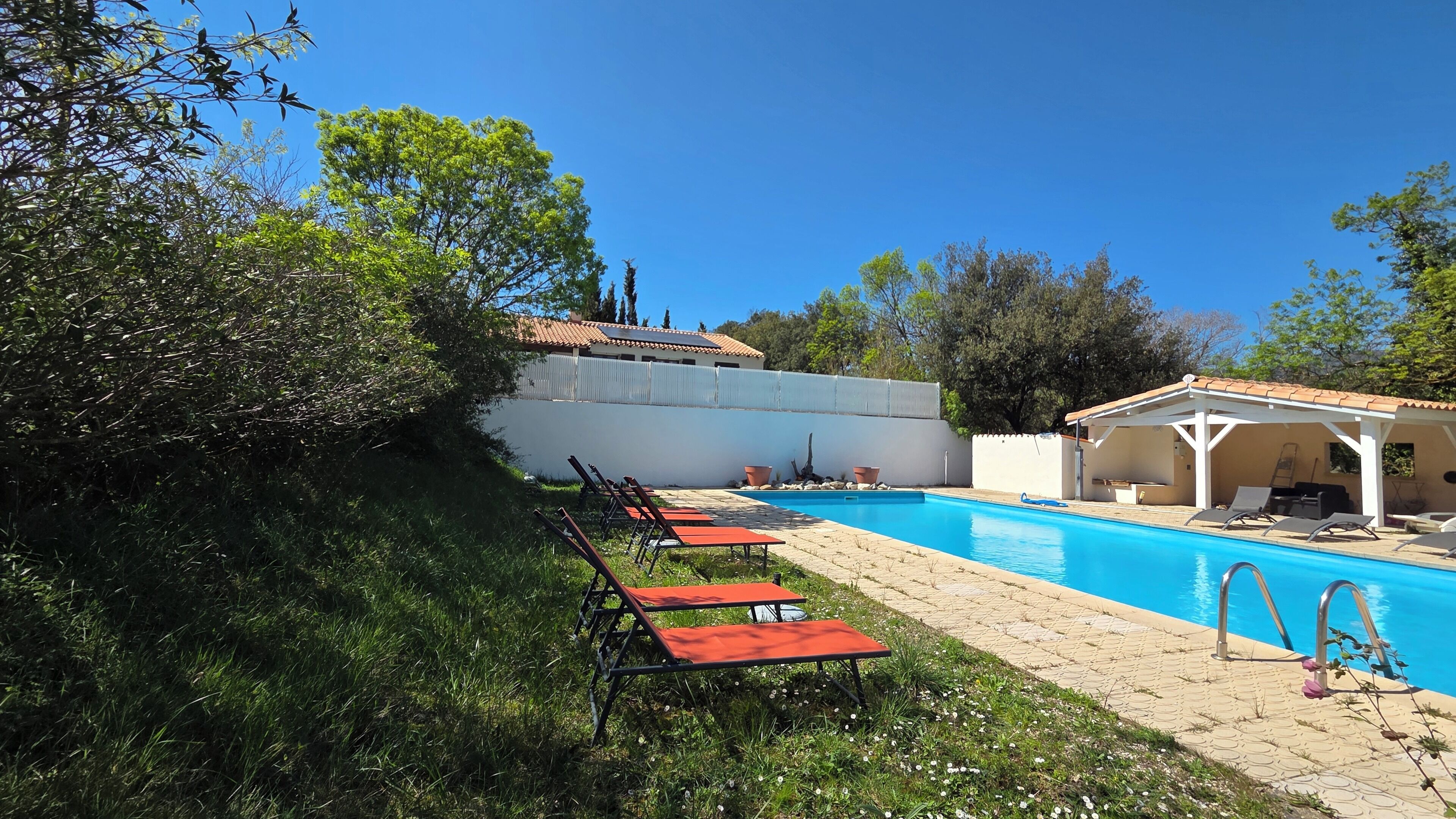 Piscina a l'aire lliure (horari: 10:00-20:00) i gandules 