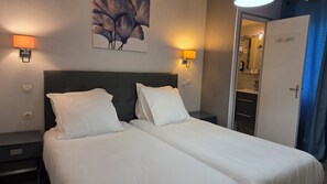 Quarto duplo, 2 camas de solteiro | Escrivaninha, Wi-Fi de cortesia