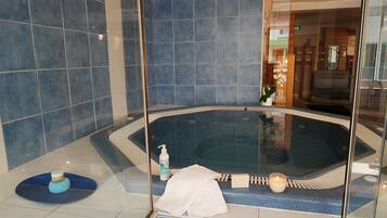Indoor spa tub