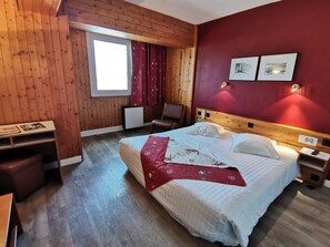 خزنة داخل الغرفة ومكتب ومكواة/لوح كي وأسرّة أطفال/رضّع (مجانًا)