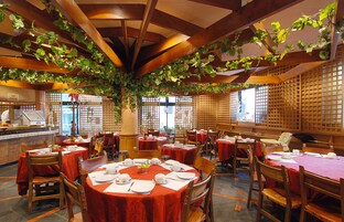 供应早餐、午餐和晚餐，地区菜