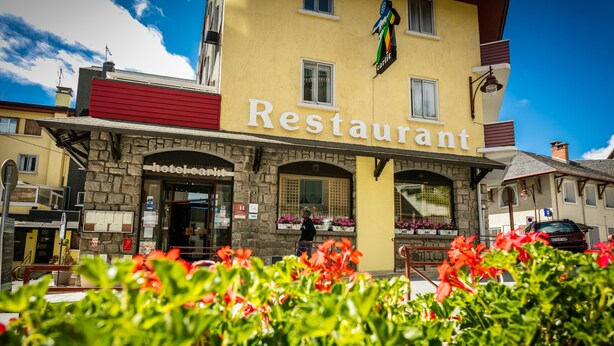 A restaurant with a stone facade and a sign that reads "Restaurant". - Hôtel Carlit (Font-Romeu-Odeillo-Via)
