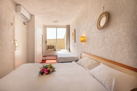 Triple Room | In-room safe, free cribs/infant beds, rollaway beds, free WiFi. Logis Héraclée