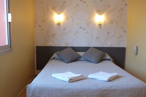Double Room, 1 Double Bed, Bathtub | Hypo-allergenic bedding, individually decorated, desk, blackout drapes - Hôtel Kennedy (Perpignan)
