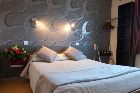 Double Room, 1 Double Bed (with shower) | Hypo-allergenic bedding, individually decorated, desk, blackout curtains - Hôtel Kennedy (Perpignan)