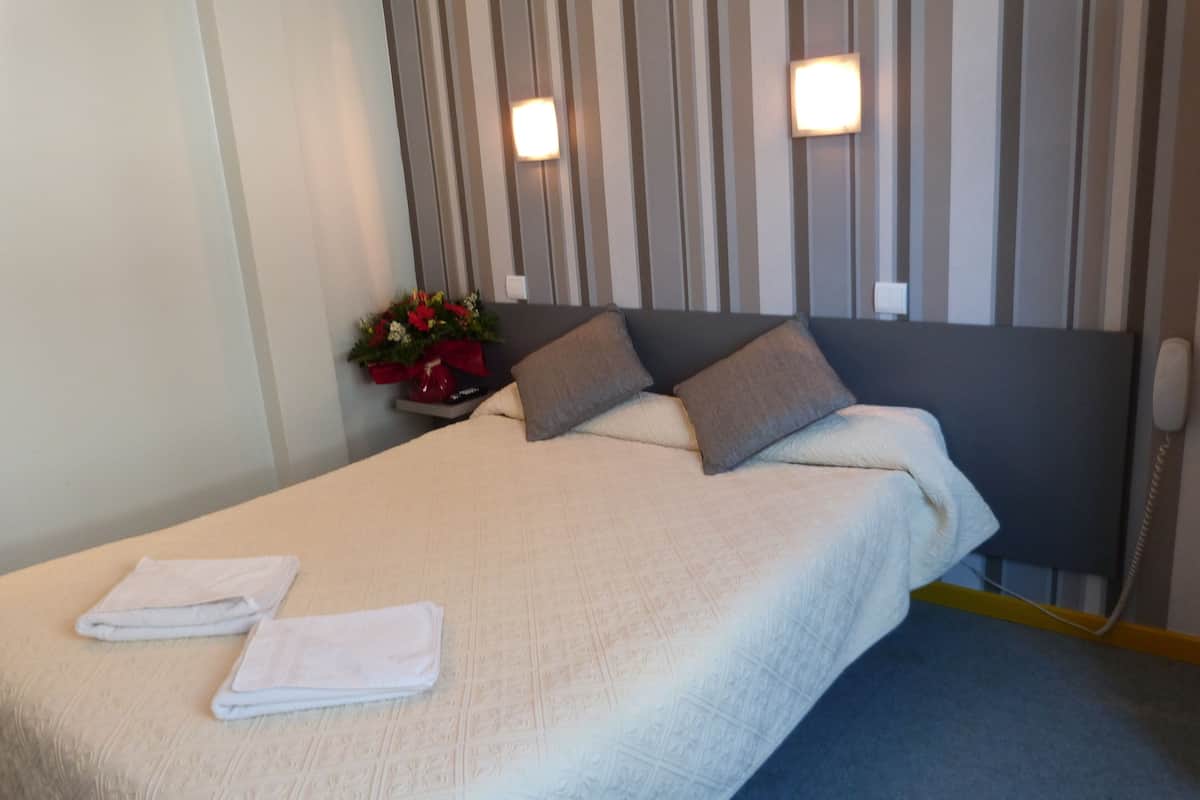 Chambre double,1 trĂšs grand lit, avec douche