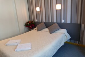 Double Room, 1 Double Bed (with shower) | Hypo-allergenic bedding, individually decorated, desk, blackout curtains - Hôtel Kennedy (Perpignan)