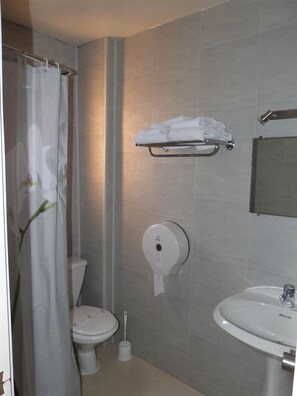 Double Room, 1 Double Bed (with shower) | Bathroom | Free toiletries, hair dryer, towels - Hôtel Kennedy (Perpignan)