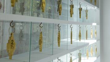 Llaves exhibidas en estantes de vidrio.