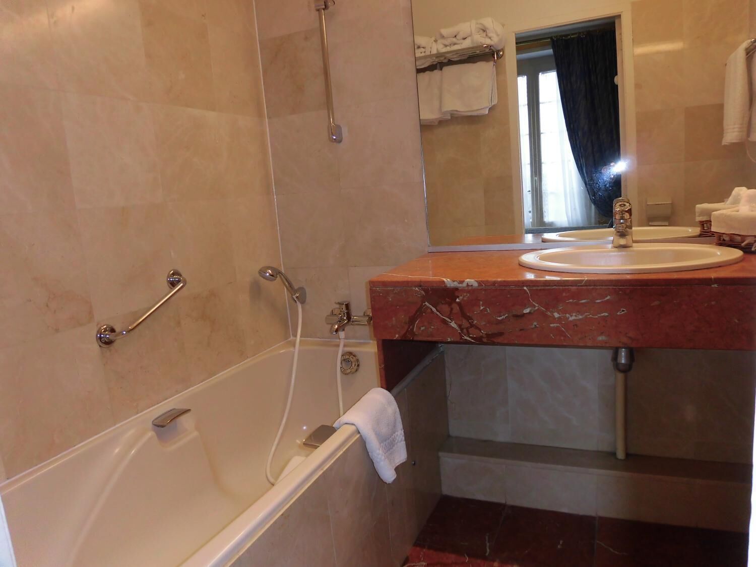 standard room, 1 queen bed, river view (standard) | bathroom | hair dryer, towels