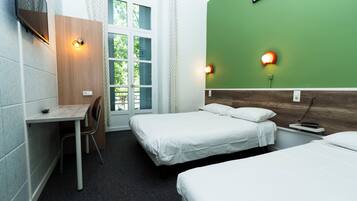 Tabla de planchar con plancha, wifi gratis y ropa de cama
