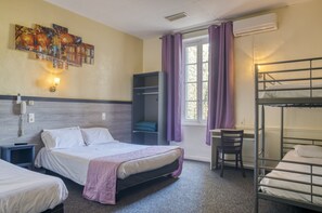 Tabla de planchar con plancha, wifi gratis y ropa de cama