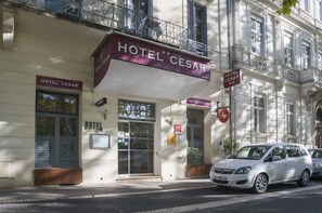 Front of property - Sarl Hotel Cesar (Nîmes)