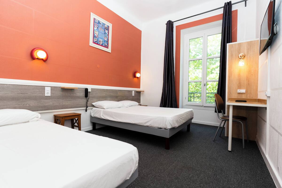 Tabla de planchar con plancha, wifi gratis y ropa de cama 