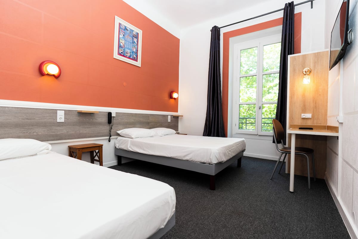 Iron/ironing board, free WiFi, bed sheets