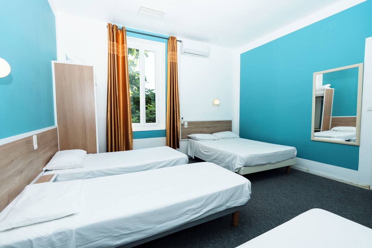 Habitación cuádruple | Tabla de planchar con plancha, wifi gratis y ropa de cama 