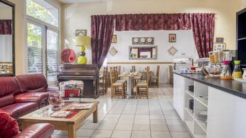 Petit déjeuner buffet (7 EUR par personne)