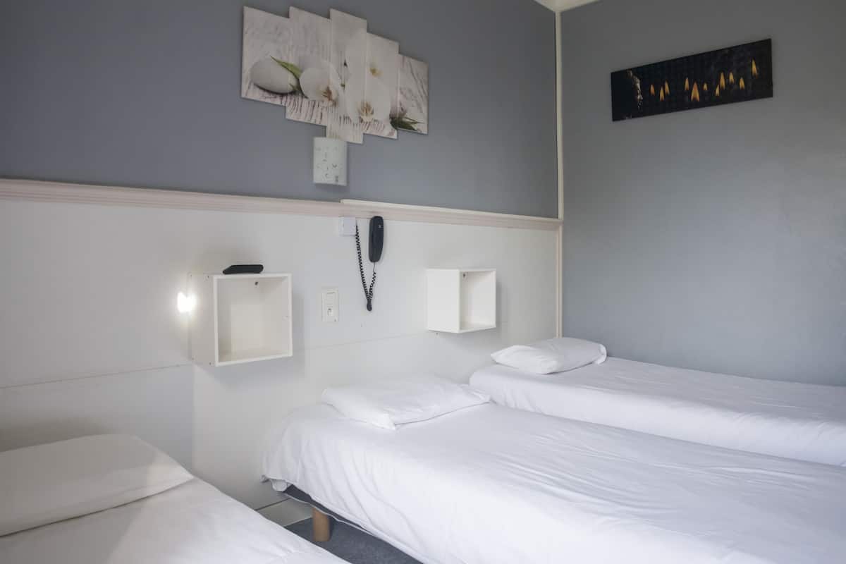 Triple Room | Iron/ironing board, free WiFi, bed sheets