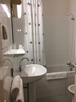 Standard Twin Room | Bathroom | Hair dryer, towels