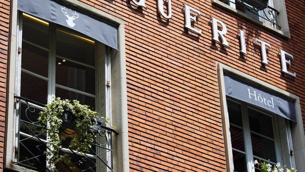 Fachada de un hotel con el nombre 'MARGUERITE' claramente visible.