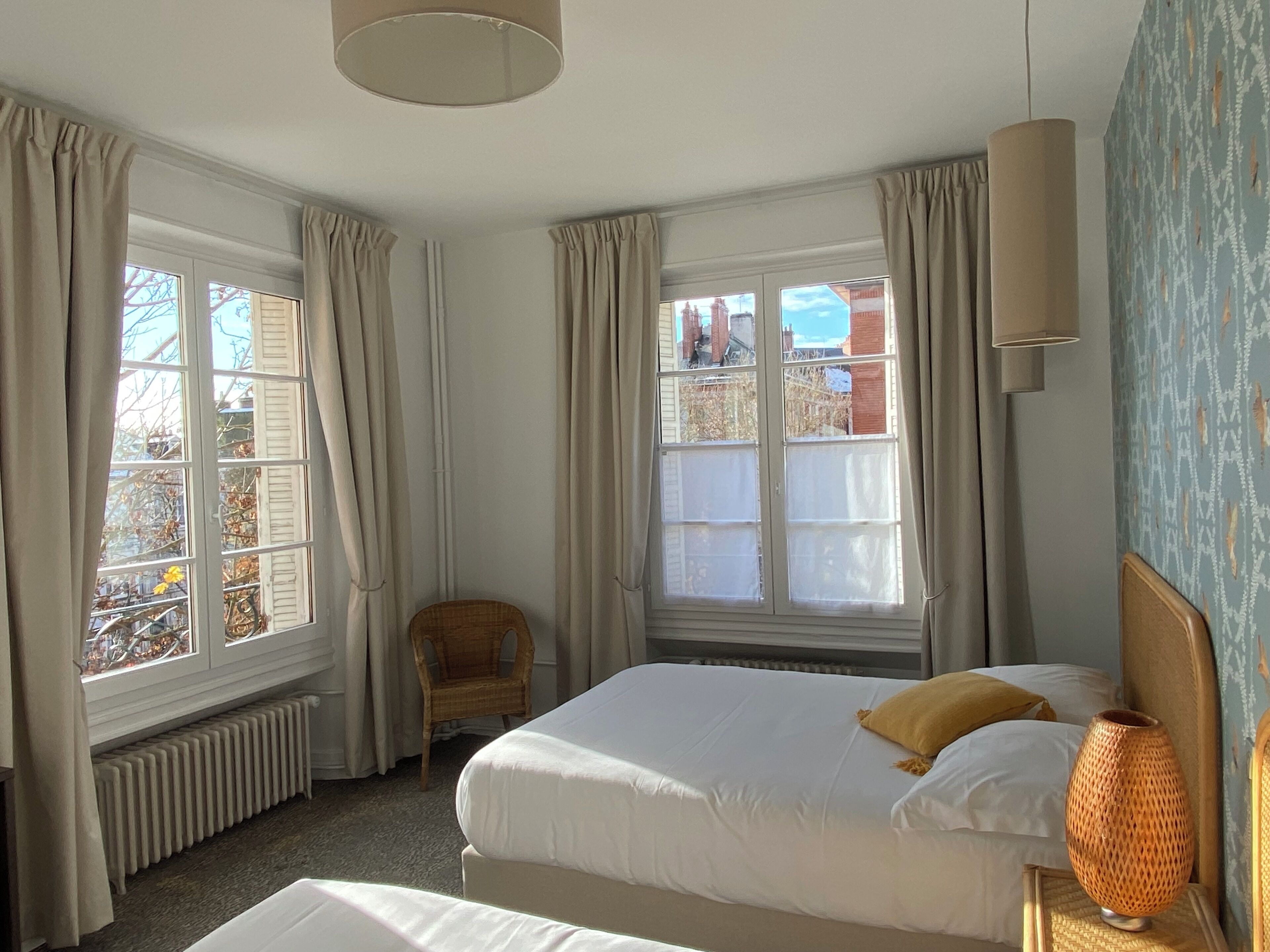 Habitación cuádruple | Ropa de cama de alta calidad, decoración personalizada y escritorio 
