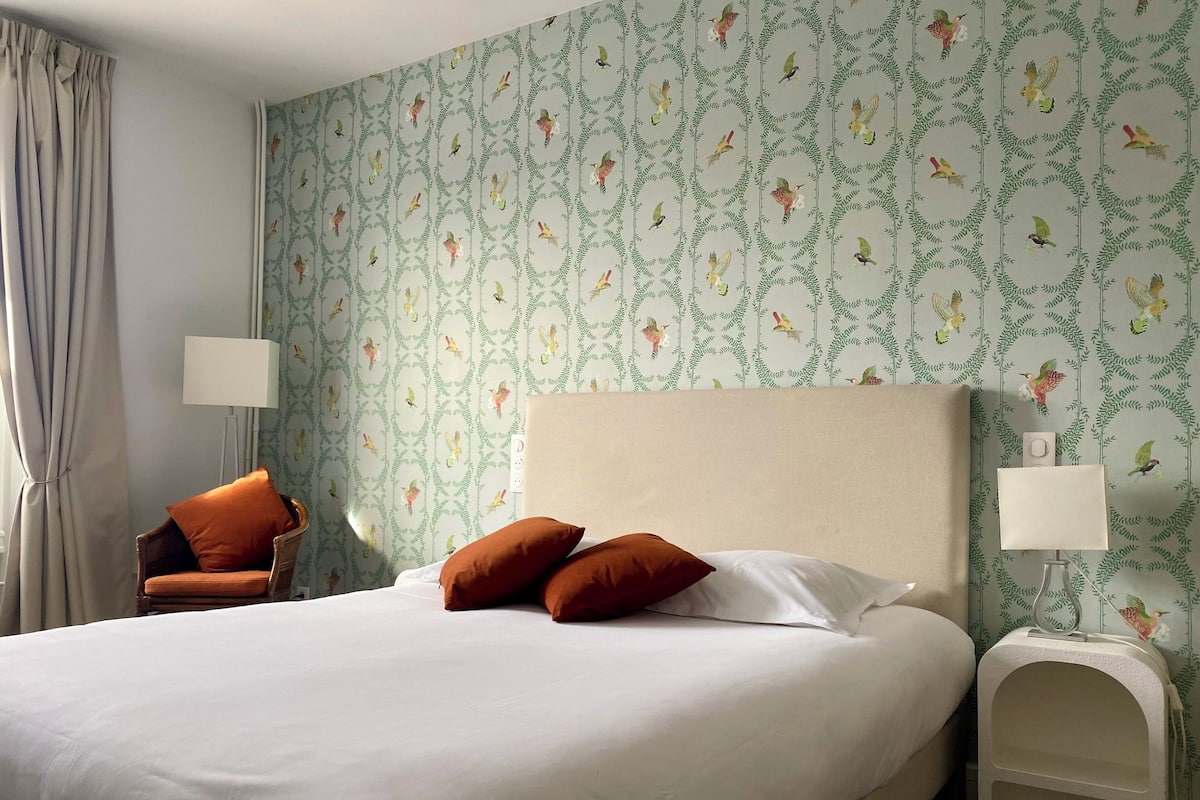 Superior Double Room | Peralatan tempat tidur premium, dihias secara berasingan, meja
