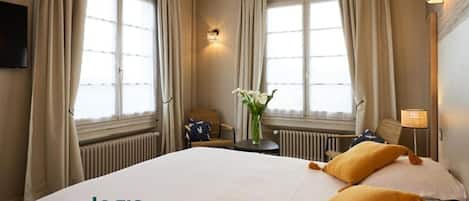 Premium dubbelrum | Sängtillbehör av högsta kvalitet, individuell inredning och skrivbord