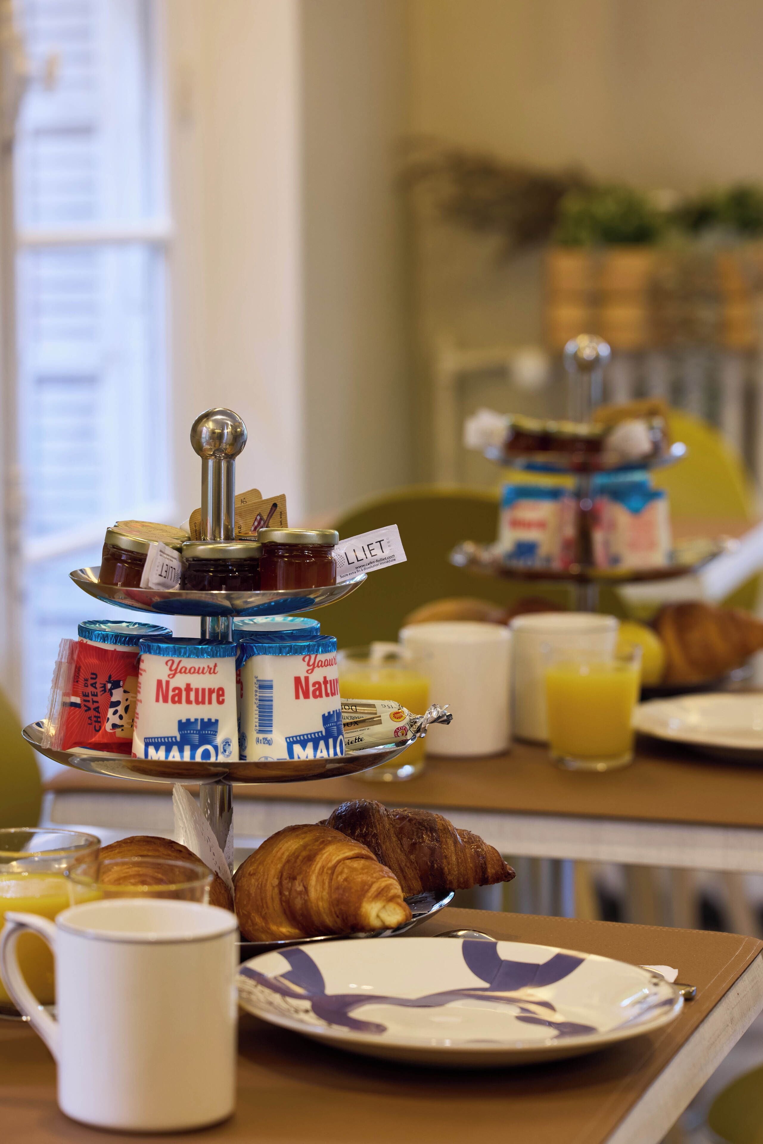A breakfast buffet with various food items and drinks.
