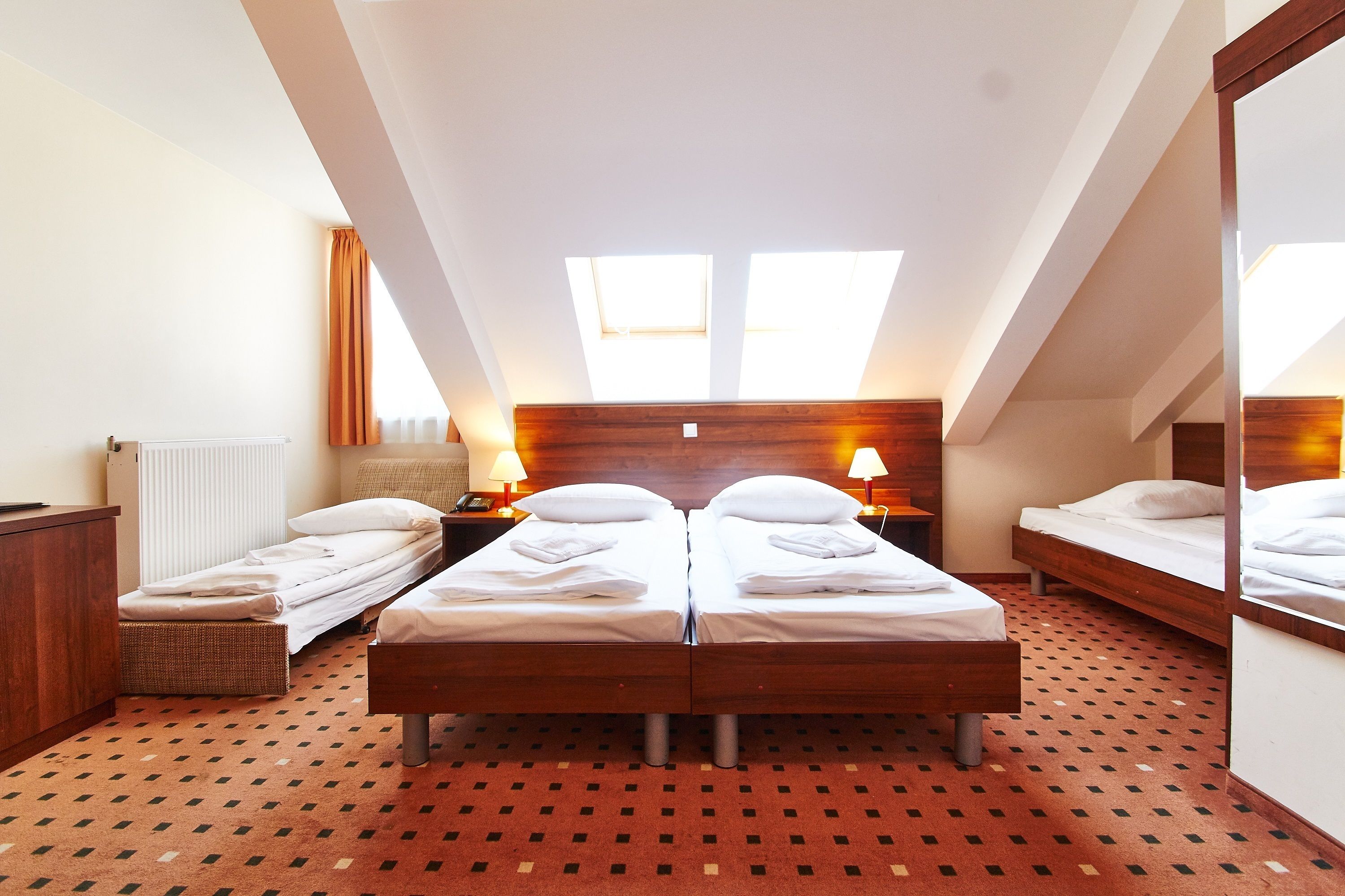 Standard Single Room | Hypo-allergenic bedding, in-room safe, desk, iron/ironing board