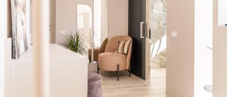 Habitación Deluxe, balcón, vista al lago | Área de sala de estar | Televisión