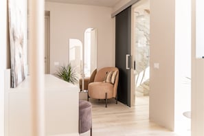 Deluxe kamer, balkon, uitzicht op meer | Woonruimte | Een televisie
