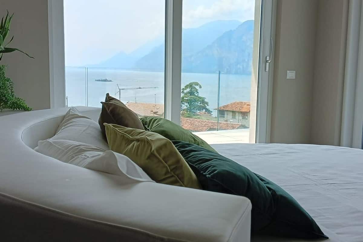 Junior Suite Deluxe with balcony and lake view | In-room safe, desk, iron/ironing board, free WiFi