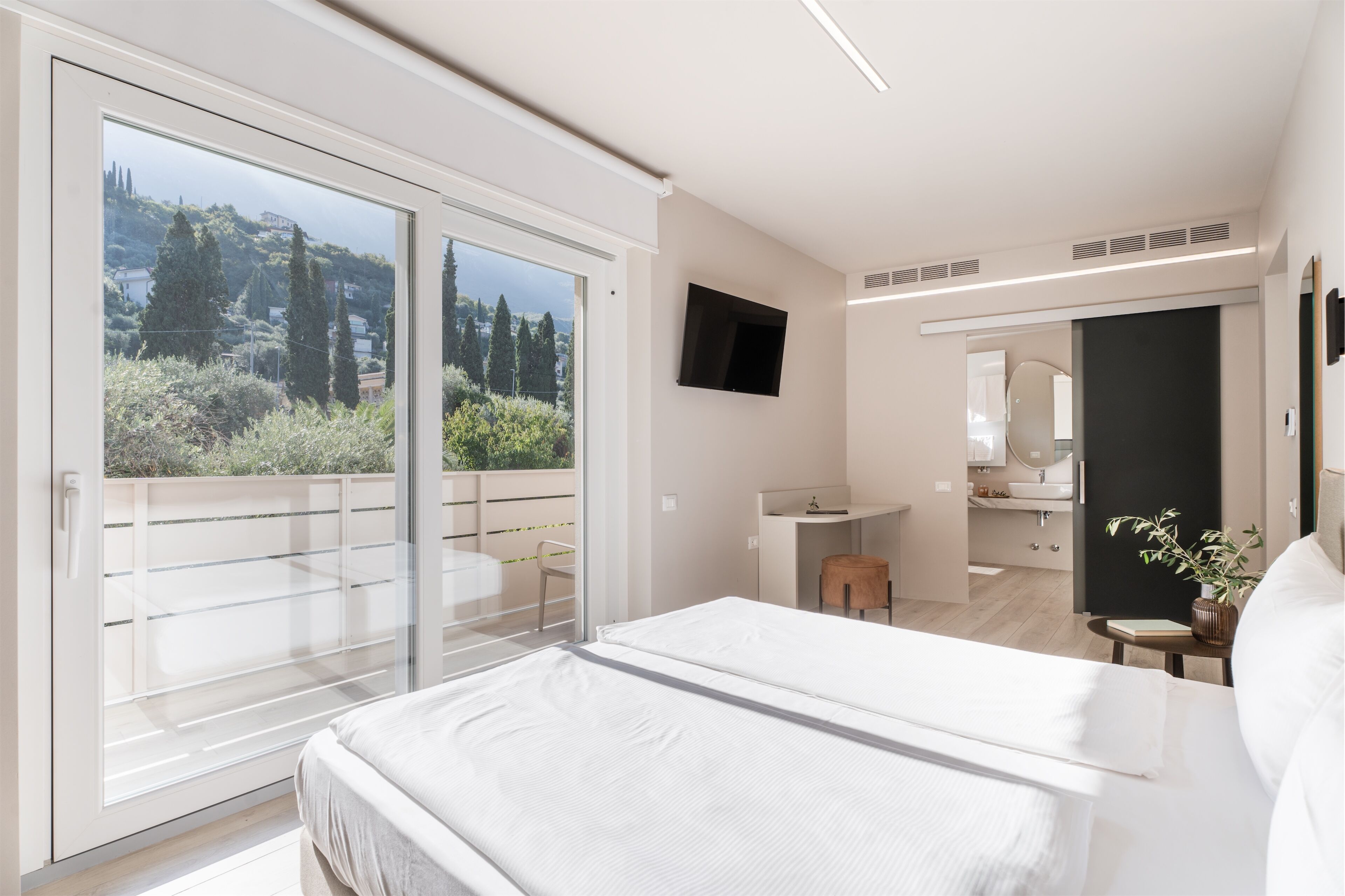 Safe på rommet, skrivebord, strykejern/-brett og wi-fi (inkludert)