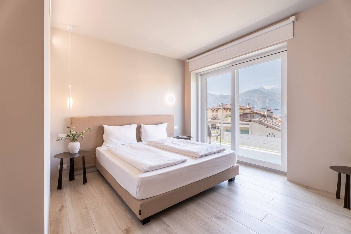 Caja de seguridad en la habitación y escritorio