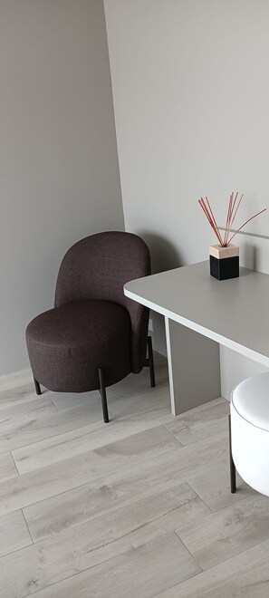 Caja de seguridad en la habitación y escritorio 