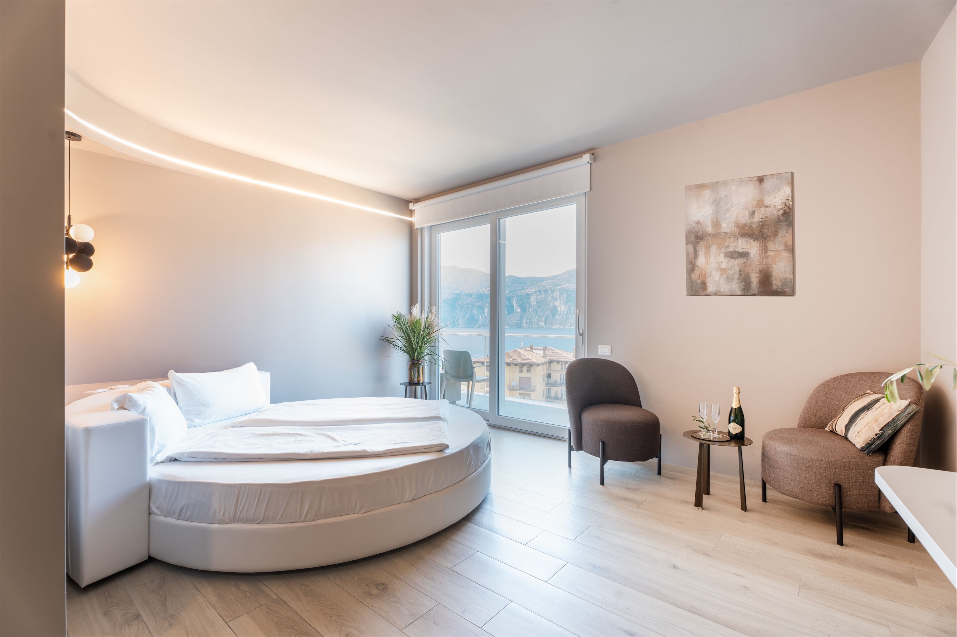 Junior Suite Deluxe with balcony and lake view | Safe på rommet, skrivebord, strykejern/-brett og wi-fi (inkludert)