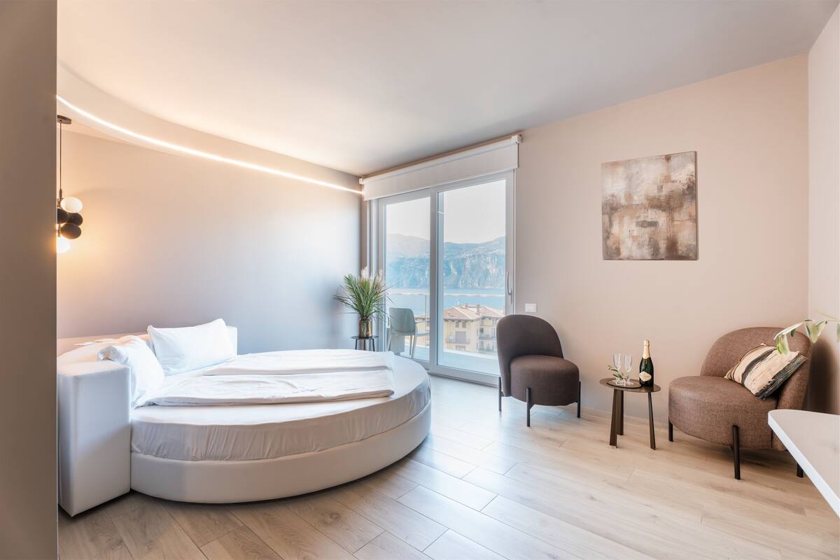 Junior Suite Deluxe with balcony and lake view | In-room safe, desk, iron/ironing board (on request), WiFi (free)