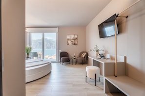 Junior Suite Deluxe with balcony and lake view