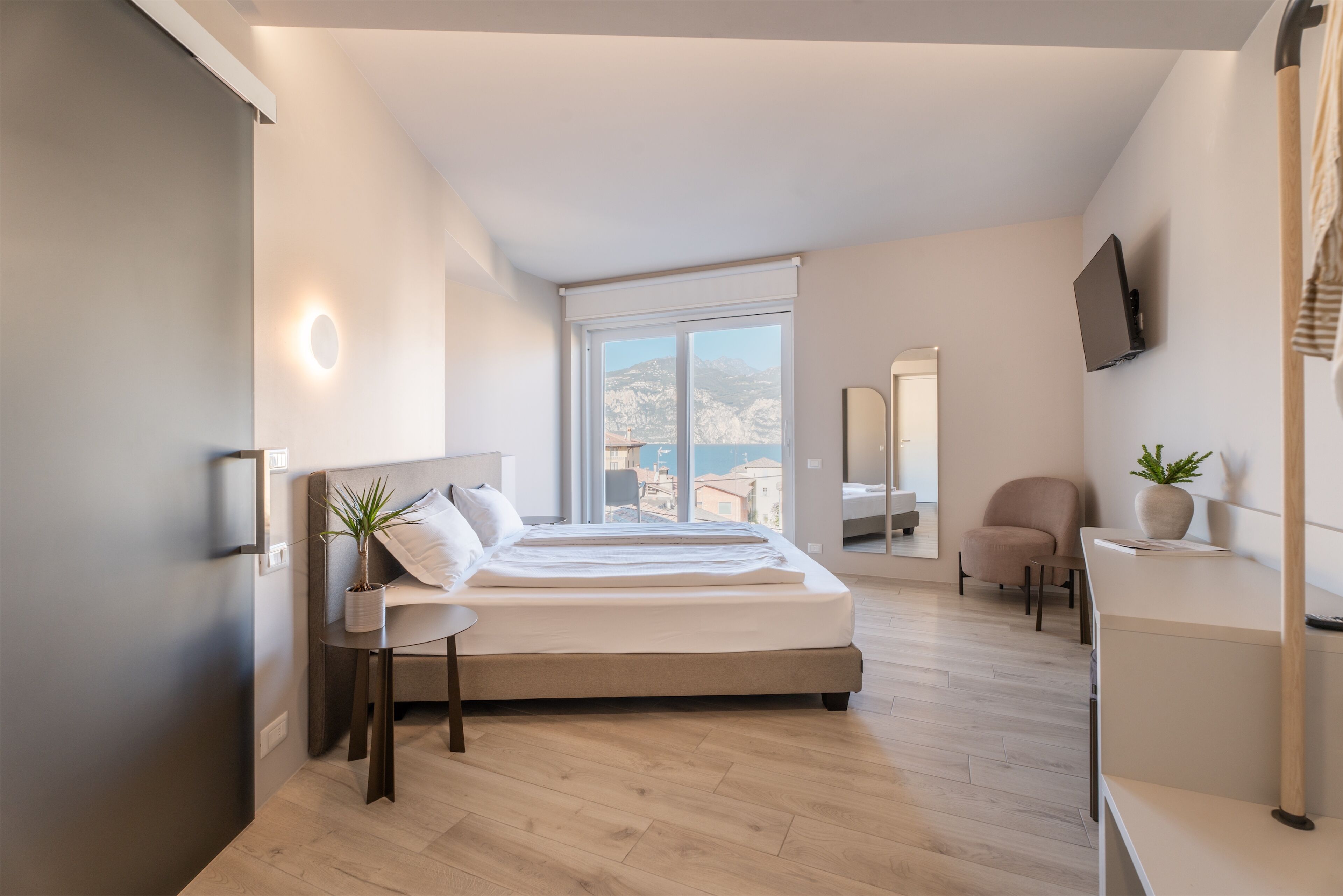 Caja de seguridad en la habitación y escritorio 