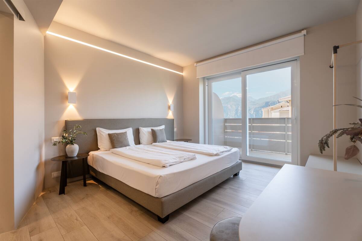 Caja de seguridad en la habitación y escritorio