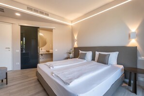 Safe på rommet, skrivebord, strykejern/-brett og wi-fi (inkludert)