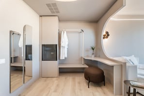 Junior Suite Superior With Balcony And Lake View | Living area