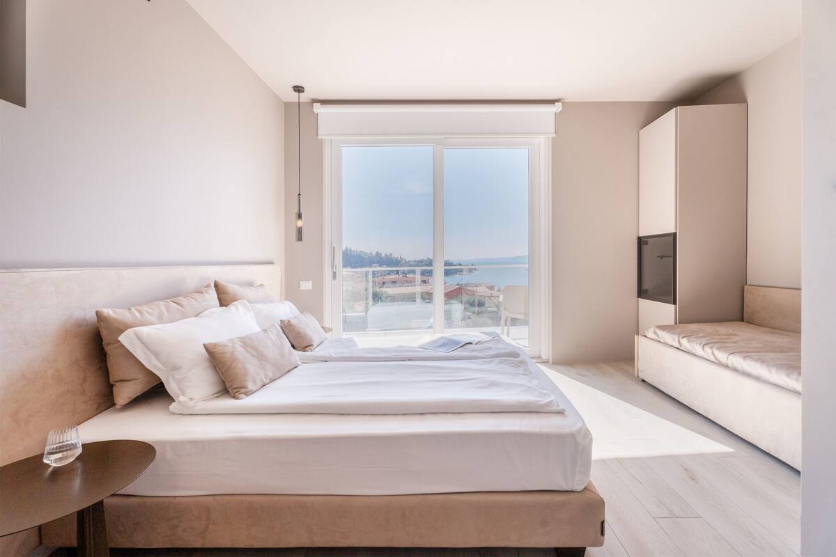 Junior Room, Balcony, Partial Lake View | In-room safe, desk, iron/ironing board (on request), WiFi (free)