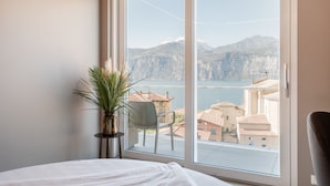 Junior Suite Deluxe with balcony and lake view | 객실에서 보이는 전망